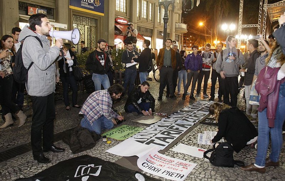 Organizado pelo Facebook, o protesto curitibano reuniu grupos como a Organização das Farofadas, Marcha da Maconha, Marcha das Vadias e integrantes de partidos políticos | Hugo Harada/Agência de Notícias Gazeta do Povo
