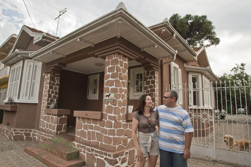 Fernando e Denise Leludak lamentam demolição de casa com arquitetura dos anos 30 | Marcelo Andrade/Gazeta do Povo