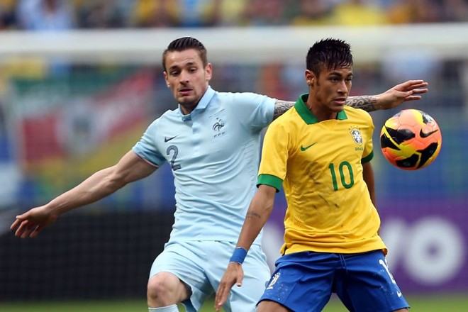 Neymar acompanhado de perto por Debuchy |
