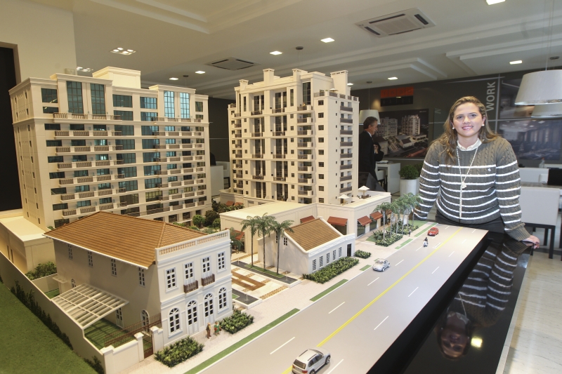 Silvia Fernandes, da Cyrela, no plantão de vendas do 1550 Batel: maquete revela padrão e qualidades do empreen-dimento | Daniel Castellano/ Gazeta do Povo
