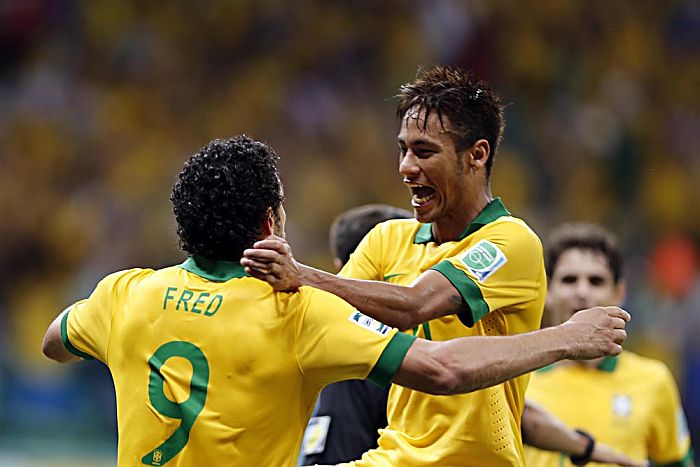 Neymar abraça Fred após o centroavante marcar o segundo gol dele na vitória sobre a Itália | Albari Rosa / Gazeta do Povo