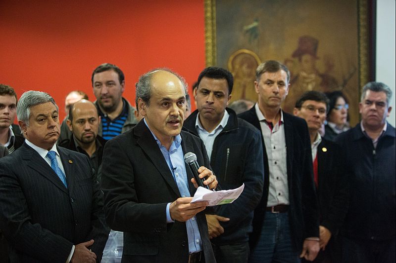 O prefeito Gustavo Fruet, cercado por vereadores, anunciou a redução do valor da tarifa em Curitiba de R$ 2,85 para R$ 2,70 a partir de julho | Brunno Covello/Gazeta do Povo