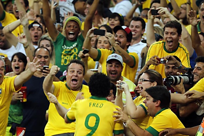 Fred comemora com a torcida no Maracanã o gol contra a Espanha | 