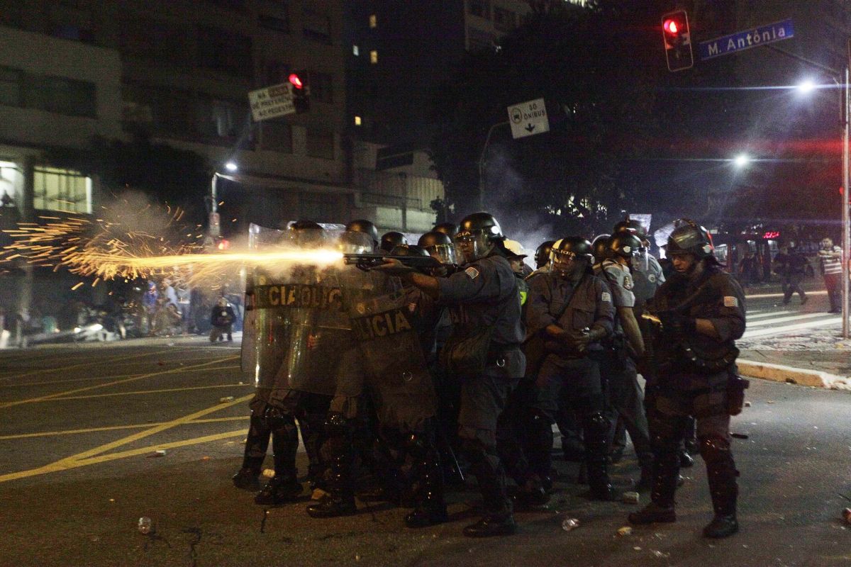 O confronto começou quando a PM tentou impedir os cerca de 5 mil manifestantes de prosseguir a passeata pela rua da Consolação | Gabriela Bilo / Folhapress