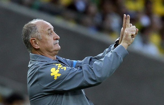 Felipão foi vaiado ao substituir Oscar por Lucas | 