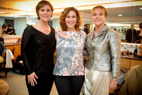 A cantora Maria Rita com a empresária Clemilda de Paula Thomé (à dir.) e a primeira-dama de Curitiba, Márcia Oleskovicz, em seu camarim, após o show em comemoração aos 20 anos da Neodent | Evandro Povh