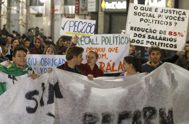 Protesto pela reforma política em Curitiba nesta sexta-feira (28) |