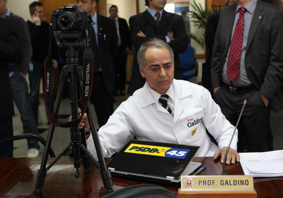 Big Brother interrompe sessão e causa bate-boca Professor Galdino e sua polêmica câmera filmadora | Aniele Nascimento/ Gazeta do Povo