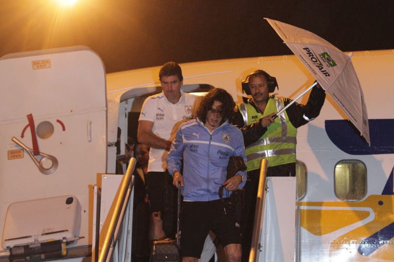O artilheiro uruguaio Cavani desembarca no Recife na madrugada desta quinta-feira | Rodrigo Lôbo / JC Imagem / Folhapress