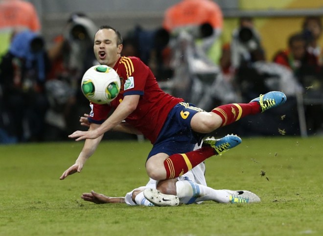 Iniesta sofreu com a marcação uruguaia |