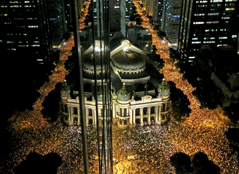 Cerca de 100 mil manifestantes ocuparam toda a extensão da Avenida Rio Branco duranteprotesto na noite de ontem | Fábio Motta/Estadão Conteúdo