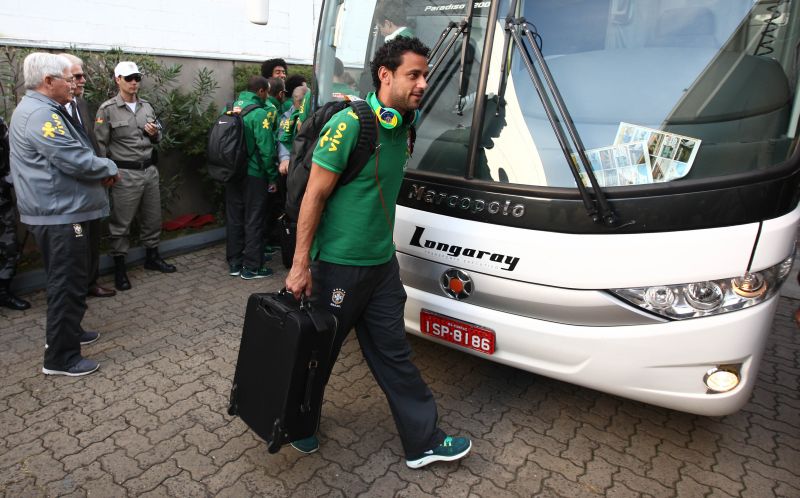 Fred desembarca do ônibus que levou a seleção brasileira ao hotel em Porto Alegre | Mowa Sports