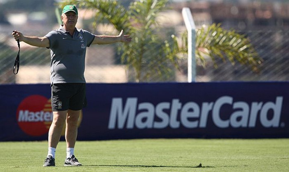 Felipão mantém time do empate com a Inglaterra no treino coletivo Felipão orienta o primeiro treino coletivo do Brasil para o amistoso com a França | Mowa Press