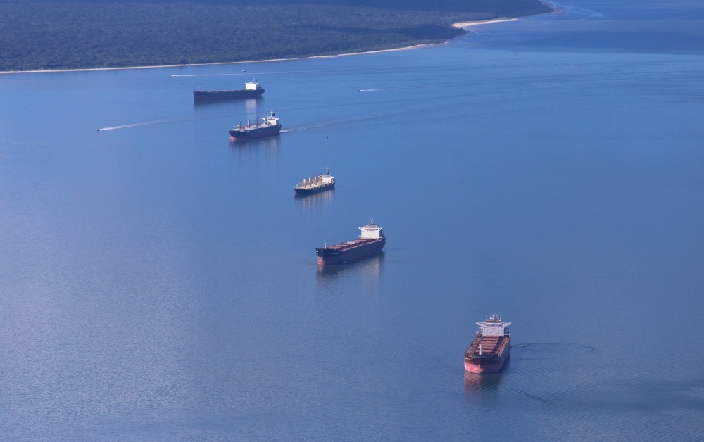 No meio da tarde desta segunda-feira (13) havia 58 navios à espera para atracar no porto paranaense. | Daniel Derevecki / Gazeta Do Povo