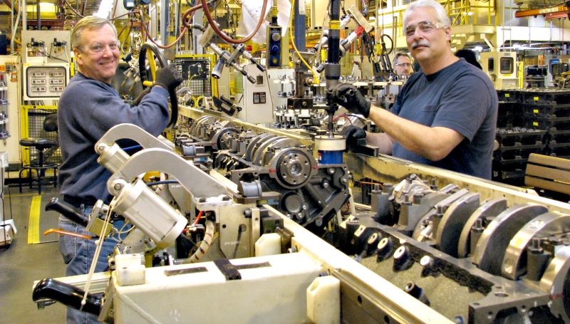 Empregados da fábrica de motores da GM em Tonawanda, Nova York. Analistas dizem que país vive reindustrialização | Divulgação/GMC