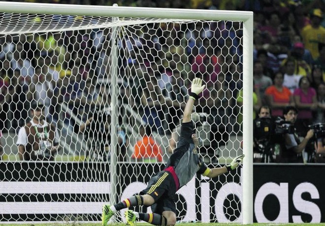 Casillas salta e vê o pênalti cobrado pelo italiano Bonucci ganhar os ares em Fortaleza | Ivan Alvarado/ Reuters