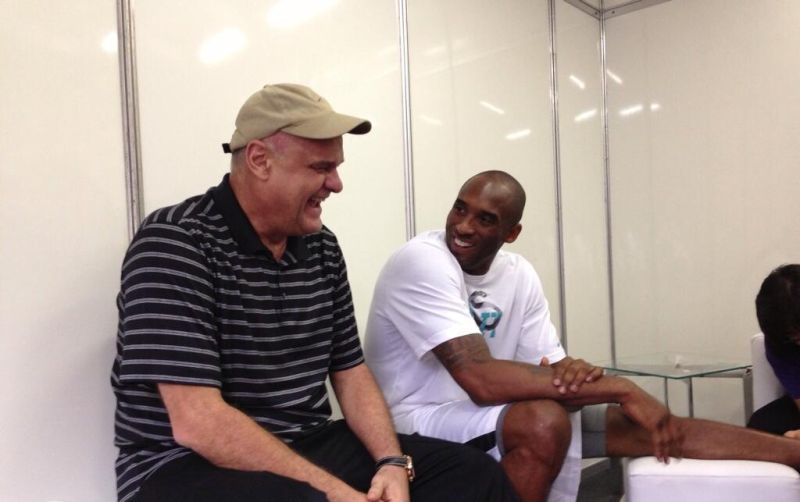 Kobe Bryant ao lado de Oscar Schmidt | Divulgação / Twitter