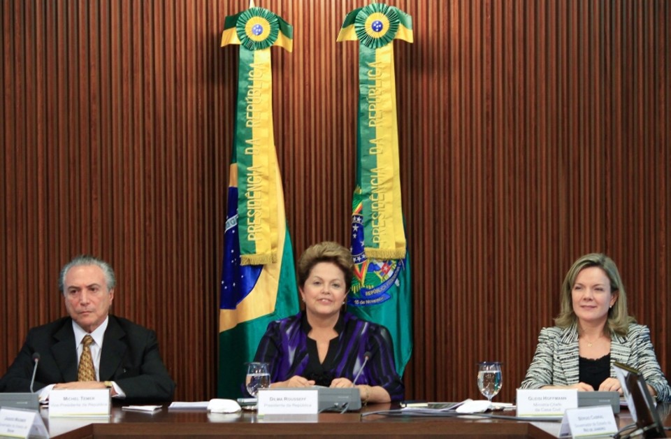 Dilma ao lado do vice Michel Temer e da ministra Gleisi Hoffman: articulação política | Wenderson Araújo/Gazeta do Povo
