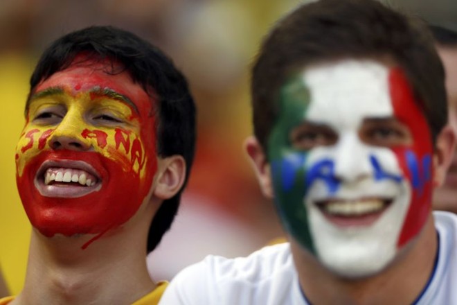 Torcedores com os rostos pintados | 