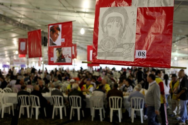 Praça de alimentação ficou lotada no início da tarde deste sábado |