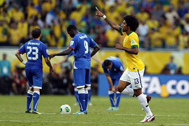 Dante comemora gol brasileiro diante da Itália |