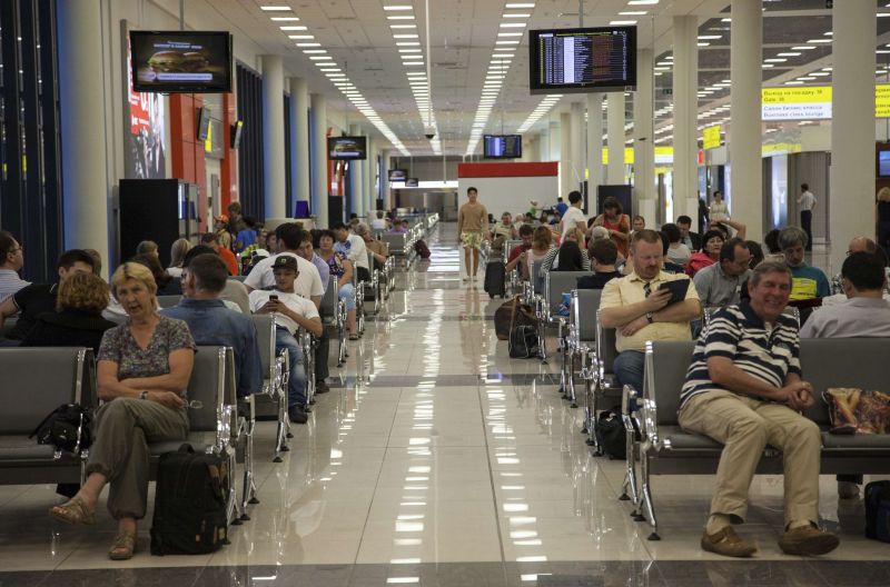 Passageiros na área de trânsito do aeroporto em Moscou | Reuters