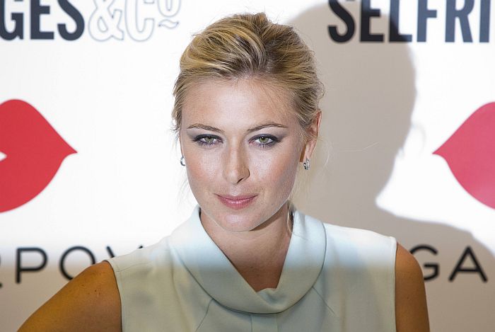 Maria Sharapova só encontraria Serena Williams, com quem vem batendo boca pela imprensa, na decisão de Winbledom | Neil Hall / Reuters