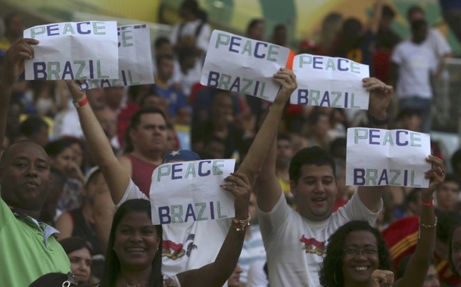 Torcedores exibem mensagens de paz | 