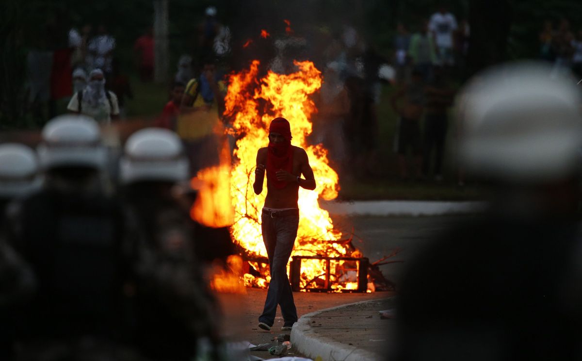 Polícia tenta manter manifestantes longe da arena Fonte Nova, em Salvador | Kai Pfaffenbach / REUTERS