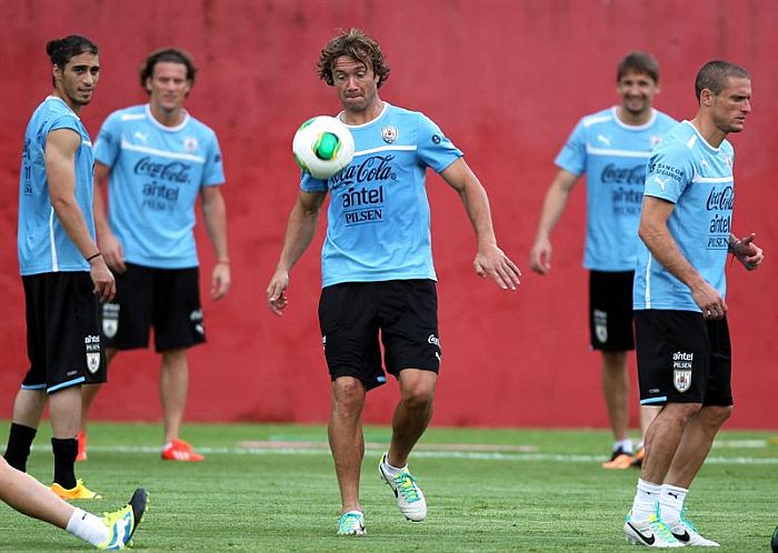 Para Lugano, o Uruguai está recuperando o bom futebol aos poucos na Copa das Confederações | Iván Franco / EFE