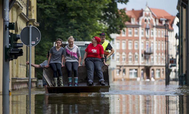 Moradores de Meissen, na Alemanha, pegam carona para atravessar ruas alagadas pelas cheias do Rio Elba | REUTERS/Thomas Peter