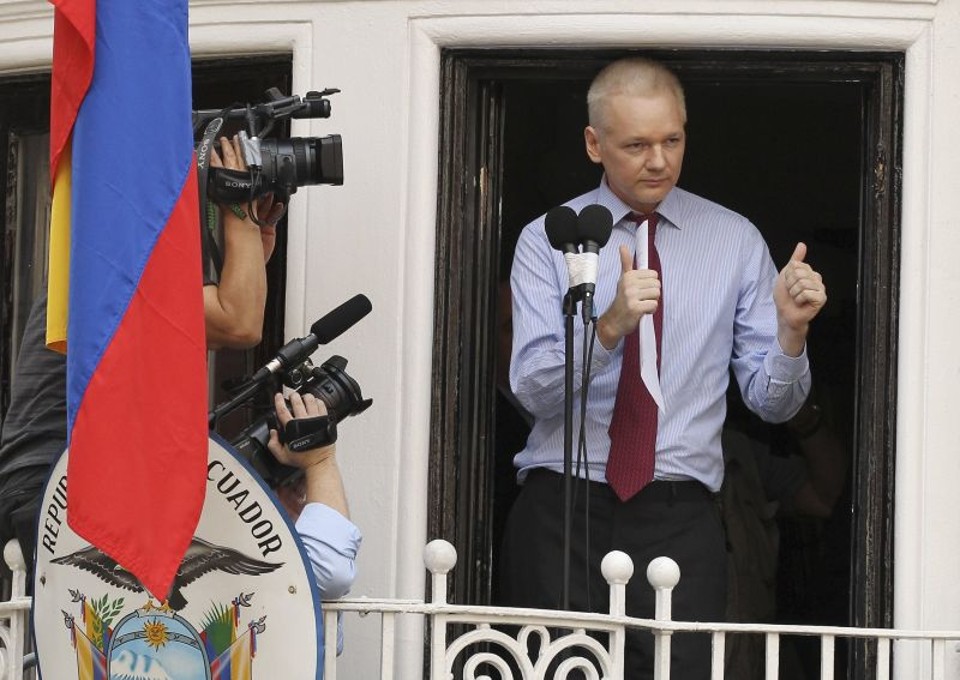 Londres negocia acordo para a saída de Assange Assange na Embaixada do Equador, em Londres, em 2012 | Olivia Harris/Reuters