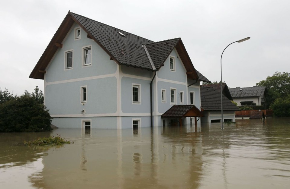 Áustria amplia seus esforços contra cheia do Rio Danúbio Casa fica parcialmente submersa na localidade de Sarling, baixa Áustria, cerca de 80 km e oeste de Viena | Reuters/Leonhard Foeger