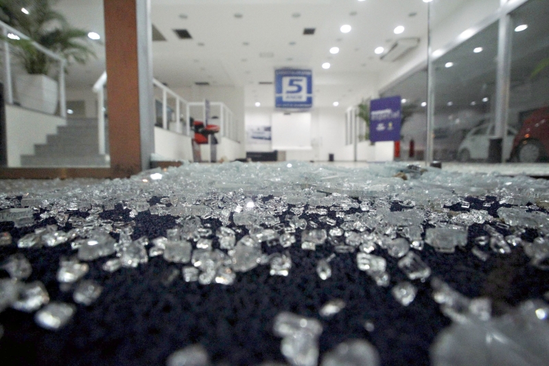 Aproveitando-se das manifestações, criminosos saquearam lojas na região da Barra da Tijuca, no Rio de Janeiro | Pedro Kirilos/Agência O Globo