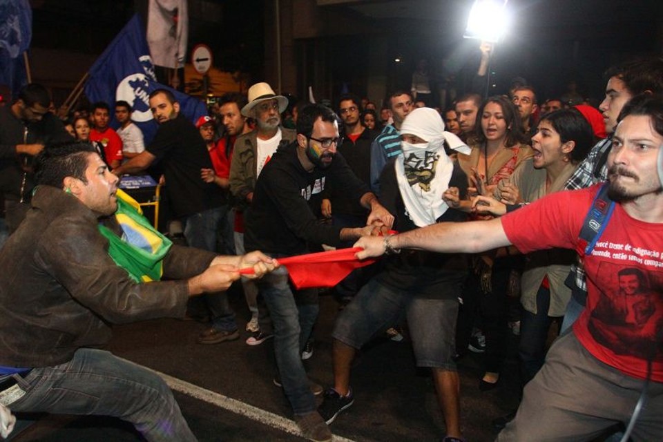 Manifestação em São Paulo: briga entre militantes partidários e manifestantes para que não fossem exibidas bandeiras de legendas durante passeatas | Marcos Bezerra/Futura Press/Folhapress