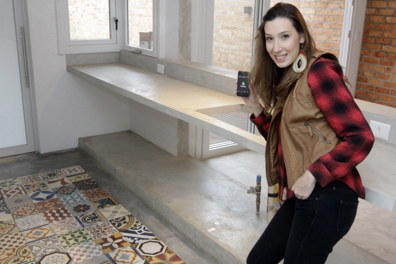 Para montar um piso com ladrilhos de cores e padrões variados, a designer Maísa Valentini recorreu a um aplicativo que simula a composição das peças | Paulo Matias/ Gazeta Maringá