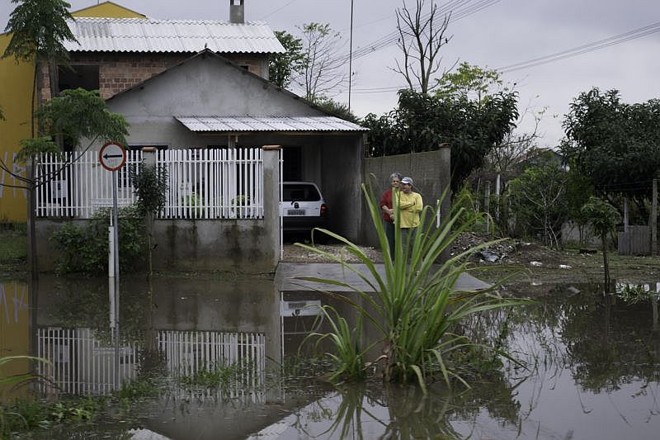 Alagamento na CIC causou um protesto de moradores, que queimaram pneus e bloquearam a marginal do Contorno Sul |