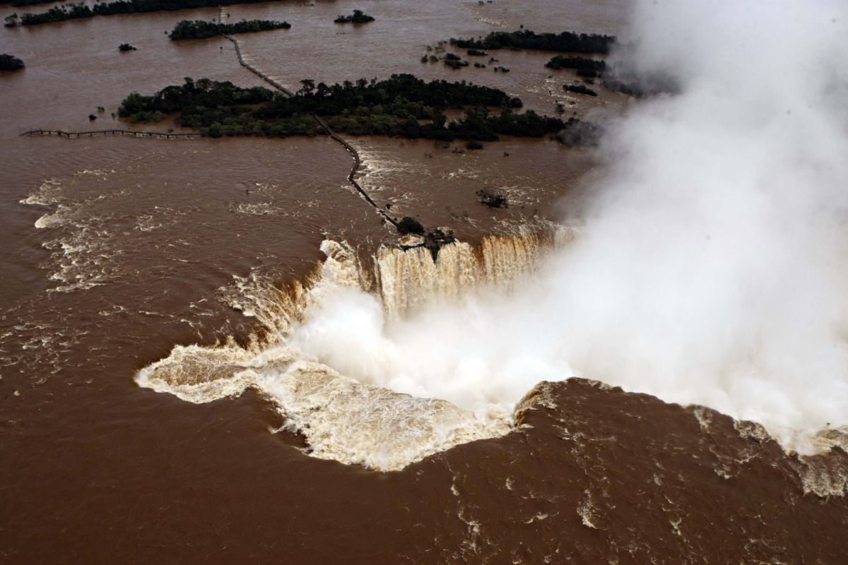 Na noite de sábado (22), o volume registrado foi de 14 milhões de litros de água por segundo | Christian Rizzi / Agência de Notícias Gazeta do Povo