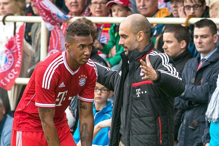 Guardiola orienta Jerome Boateng na goleada por 15 a 1 do Bayern de Munique contra uma equipe de torcedores da cidade de Weiden | ARMIN WEIGEL / EFE