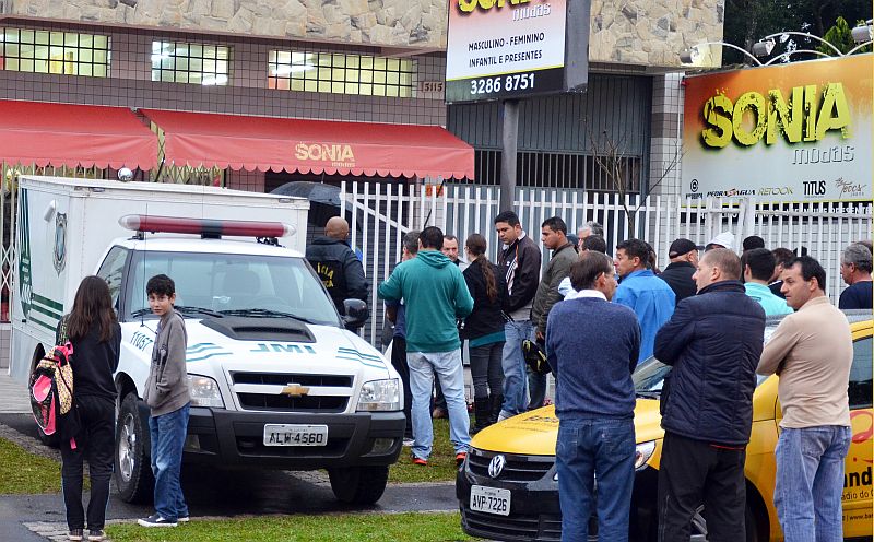 Comerciante foi morto durante um assalto à loja de roupas no Boqueirão. Ele teria reagido ao assalto, segundo a polícia | Marco Charneski/Tribuna do Paraná