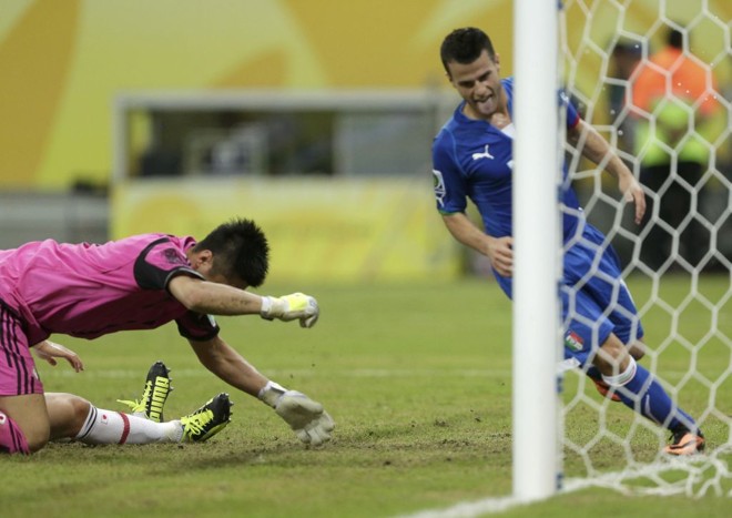 Giovinco sai para comemorar, enquanto o goleiro japonês lamenta a derrota no fim do jogo |