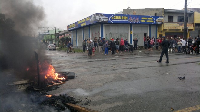 Pneus e outros materiais foram queimados para interromper o tráfego na avenida |