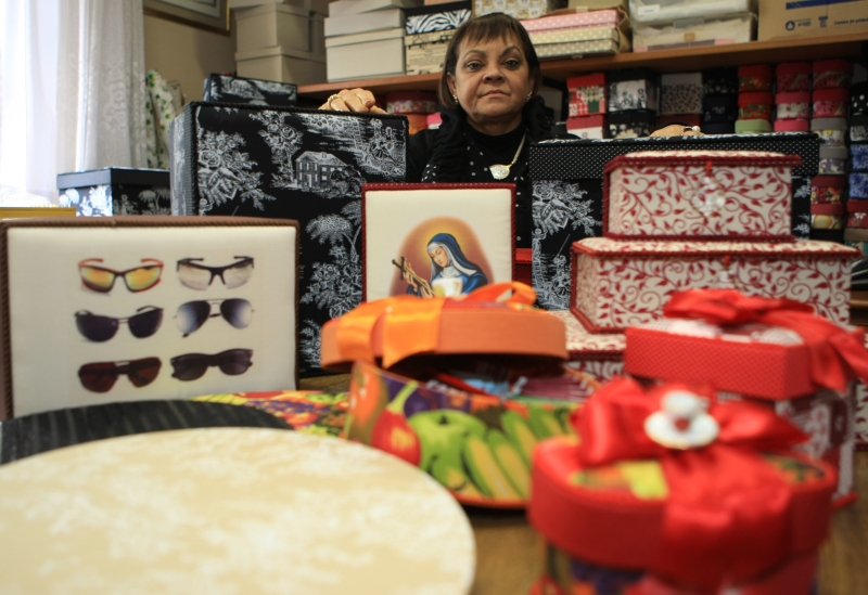 Alba Guth, da Boxs Home: hobby de customizar caixas fez sucesso e virou negócio | Aniele Nascimento/ Gazeta do Povo