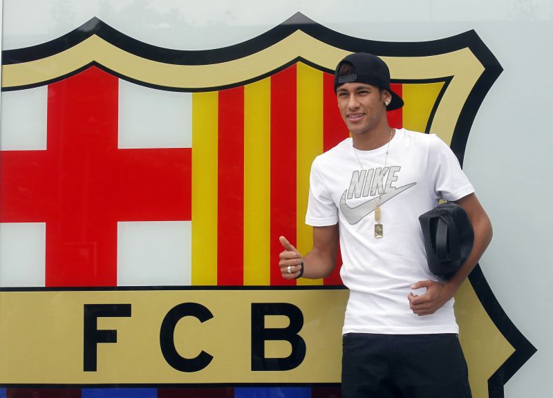 Neymar na chegada à sede social do Barcelona nesta segunda-feira | Albert Gea / Reuters