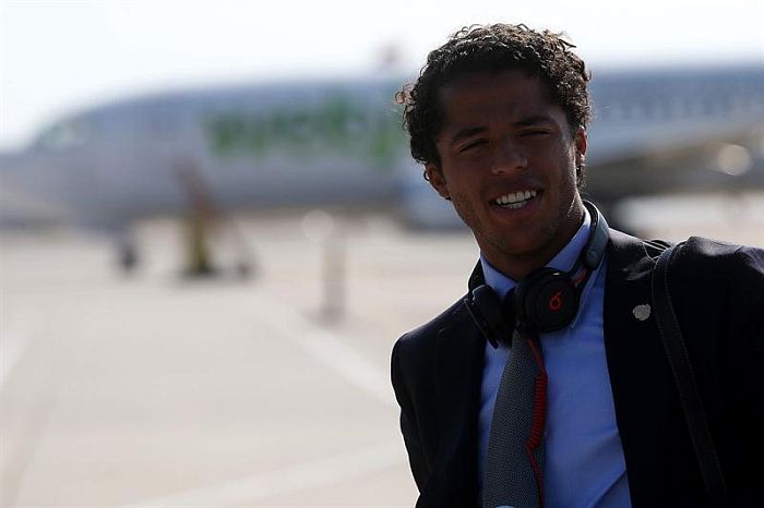 Atacante Giovanni dos Santos no desembarque do México no Rio de Janeiro | Marcelo Sayão / EFE