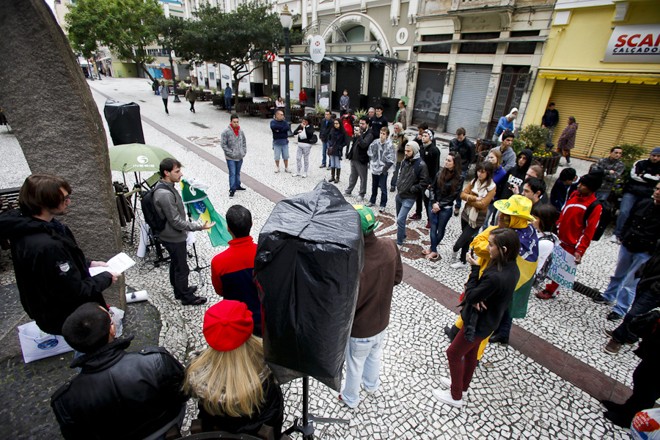Manifestantes reunidos durante debate na Boca Maldita neste domingo (30) |