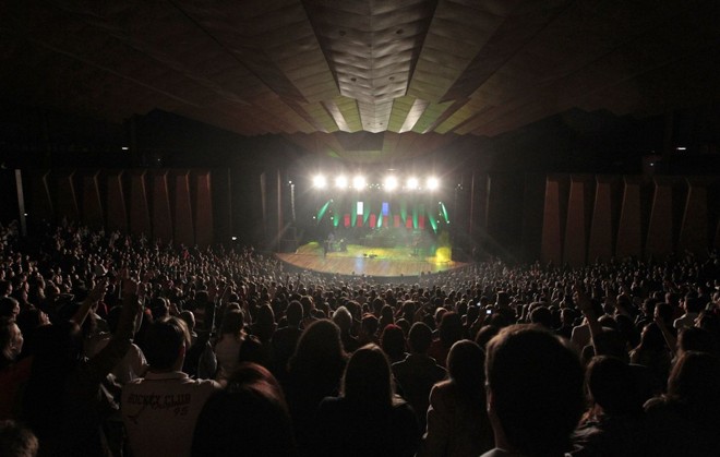 Os 2.400 lugares do Teatro Positivo foram ocupados por um público bem eclético |