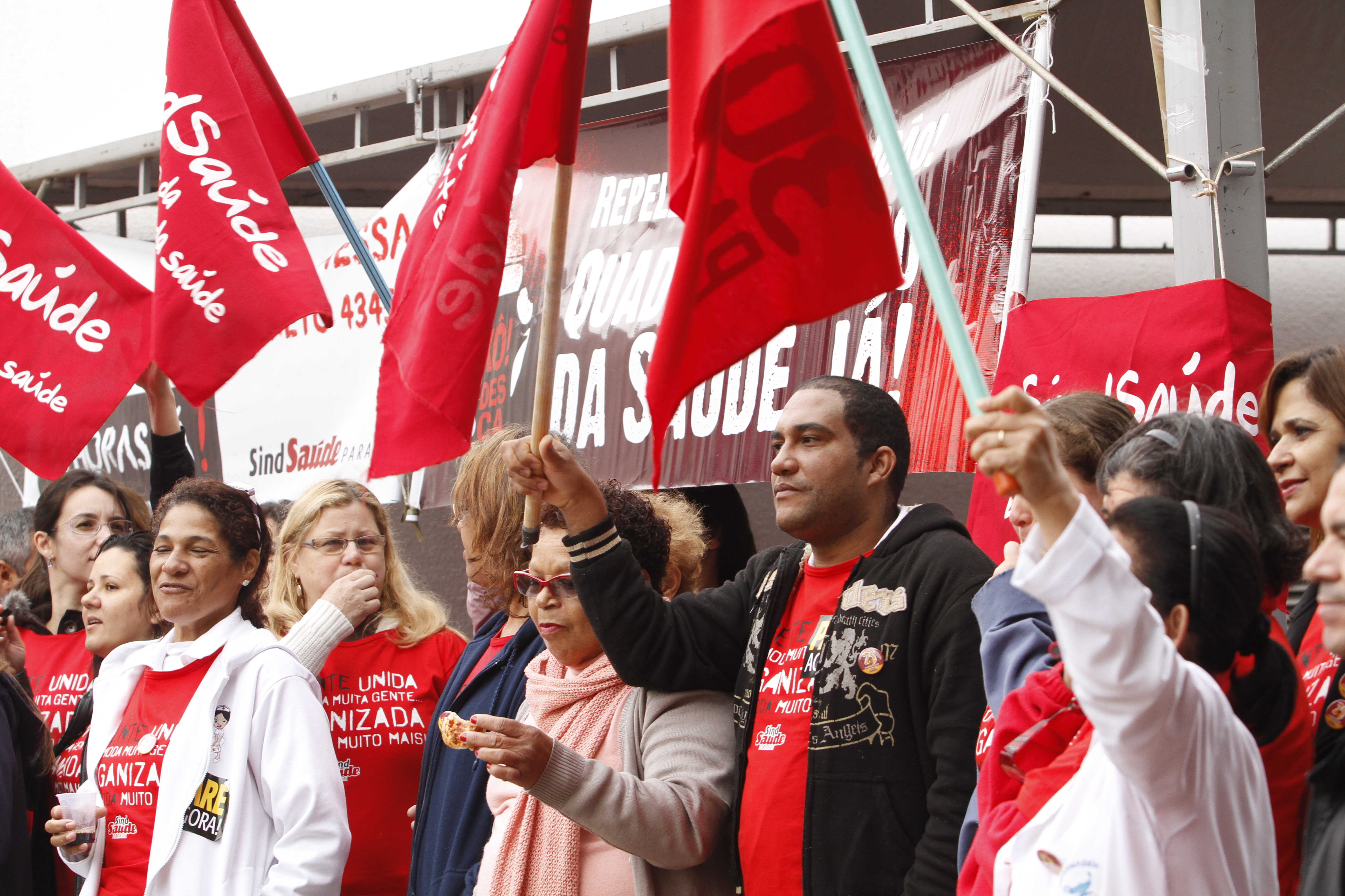 Servidores protestam em frente ao hospital Eulalino Inácio de Andrade, na zona sul de Londrina | Roberto Custódio / JL