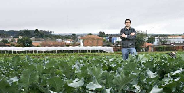 Welson Luis Gomes, 16 anos, frequenta 4 mil horas/aula para se tornar técnico agrícola em Ponta Grossa. Depois do Colégio Agrícola, quer fazer graduação para, enfim, voltar para casa, em Prudentópolis | Josua© Teixeira/gazeta Do Povo