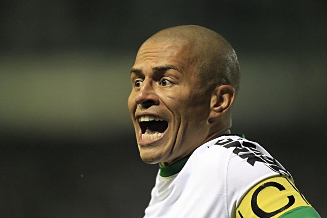 Alex esbraveja durante a partida com o Flu | 
